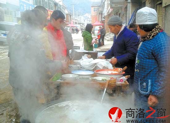 在熱氣騰騰的鍋邊，買羊肉套的食客排起了隊。