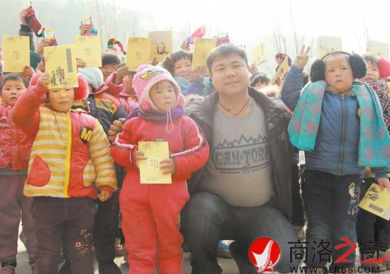 1月7日，王力為中村鎮(zhèn)流嶺小學(xué)送去捐贈(zèng)的物資。