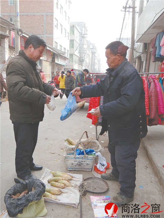 葉立志熱情地把稱好的菜遞到顧客手中