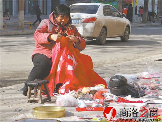 趁著陽光正好,擺地?cái)偟睦先瞬煌鲎鍪止せ睢? width=