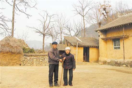 偌大的山嶺上，只留下南岳民和吳桂香夫婦倆孤獨(dú)的身影。