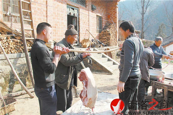 鄰居買走了一大塊上好的豬肉