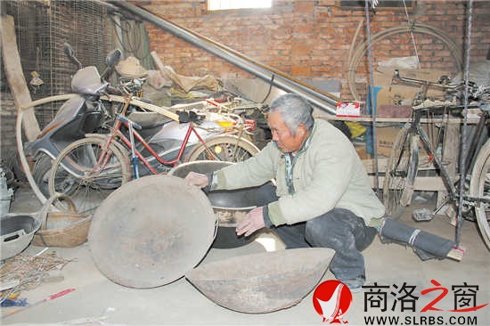 回憶起曾經(jīng)艱苦的歲月，付發(fā)喜老人難以忘懷補鍋時的場面。時間雖然過去了很久，但是曾經(jīng)補了又補的鍋一直被他珍藏。