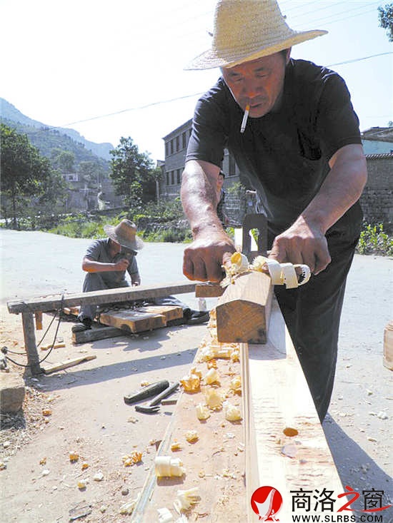木匠是個手工活，是有技術的體力勞動者。