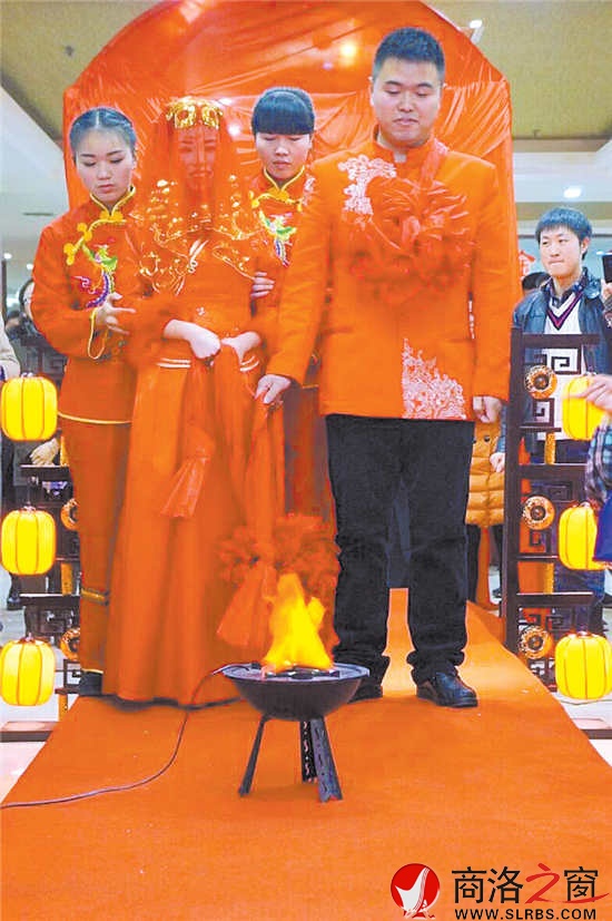 新娘跨火盆、過馬鞍，一生平平安安。