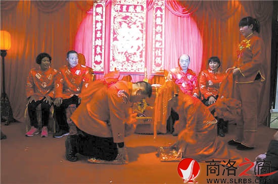 夫妻對(duì)拜頭碰頭，夫妻恩愛(ài)到白頭。