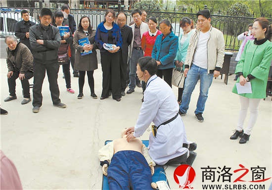 醫(yī)務工作者為群眾演示急救措施