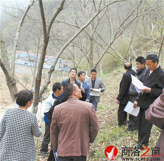 林業(yè)技術人員來到果園現(xiàn)場開展板栗科管培訓向群眾發(fā)放科普宣傳資料