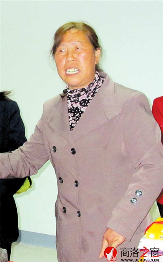 自樂(lè)班領(lǐng)頭人、今年56歲的常善秀在唱《花墻會(huì)》。