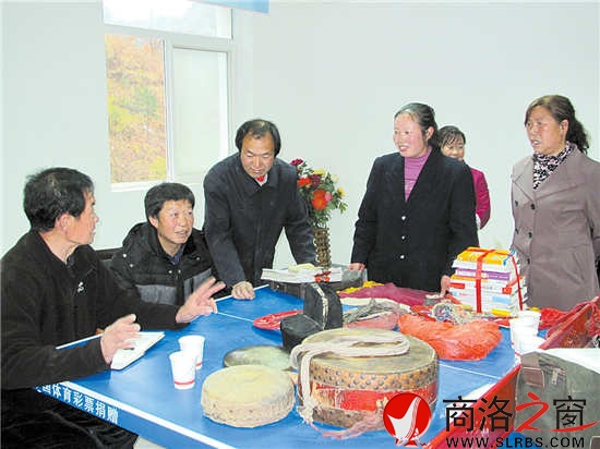 硯池河鎮(zhèn)自樂(lè)班成員在一起說(shuō)戲文