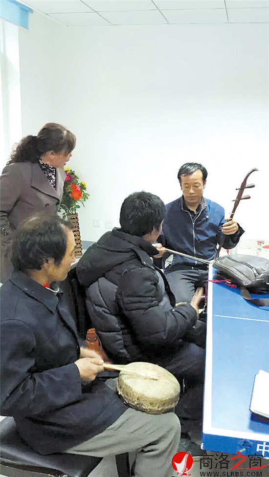 自樂(lè)班成員在一起切磋技藝