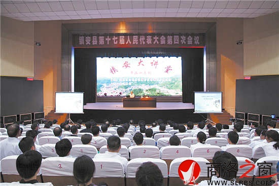 縣&ldquo;兩會&rdquo;期間，縣人大代表、政協(xié)委員聽棚改知識講座、議報告。