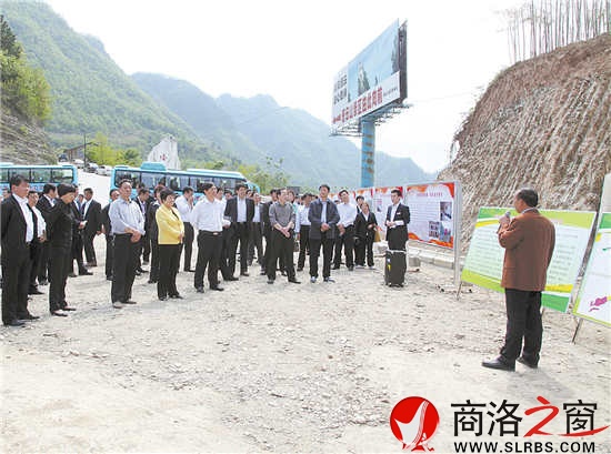 縣人大代表觀摩磨石溝美麗鄉(xiāng)村建設(shè)工作、議報告。