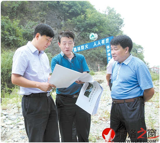 商洛市委常委、鎮(zhèn)安縣委書記李波（左），鎮(zhèn)安縣政府縣長璩澤濤（右）檢查指導(dǎo)重大項目建設(shè)工作。