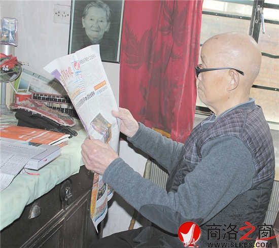 每天看電視、讀報(bào)瀏覽新聞是武長(zhǎng)茂老人雷打不動(dòng)的習(xí)慣。