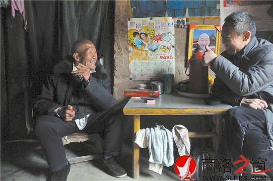 白天景老人接受采訪，暢談自己創(chuàng)作的快板。