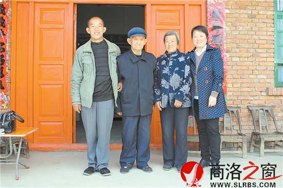 　張福秀老人身體尚好，與老伴相依相伴。得知我們要采訪張福秀，張福秀的女兒專程從西安趕回來。