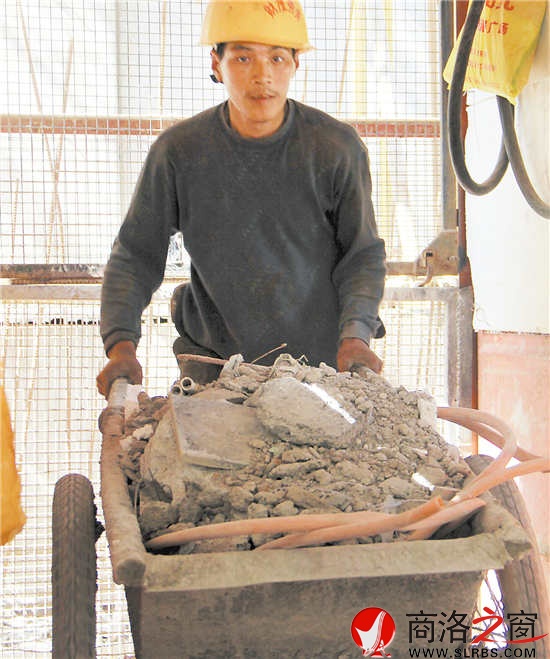 因?yàn)椴怀１蝗岁P(guān)注，當(dāng)面對(duì)鏡頭的時(shí)候，工人的臉上露出一絲局促。