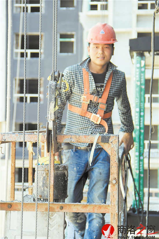 說(shuō)起遠(yuǎn)方的家人，李義平的臉上不自覺(jué)地露出了甜甜的微笑。