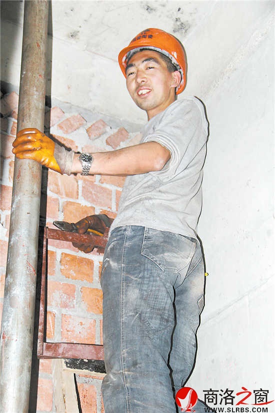 80后工人魚(yú)永超熱愛(ài)著自己的這份工作，說(shuō)起工作熱情很高。