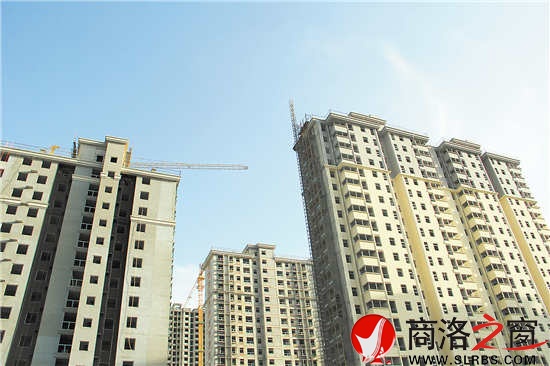 這些積累著建筑工人汗水和辛苦的高樓，在藍(lán)天白云的襯托下格外美麗璀璨，同時(shí)也印證了商洛發(fā)展的腳步，為商洛這座城市增光添彩。