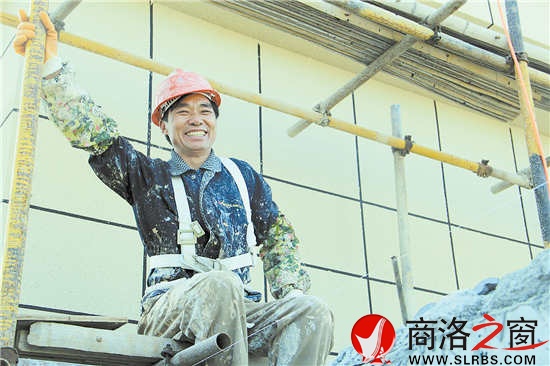 說(shuō)起遠(yuǎn)方的家人，李義平的臉上不自覺(jué)地露出了甜甜的微笑。