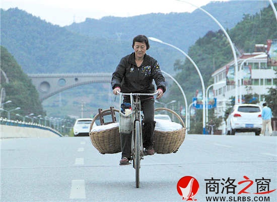 天空還未大亮，李建娥就已騎車帶著粽子到了丹江橋。