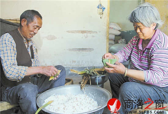 王紅計的老伴閑時也會幫他包上幾個，兩個人說說笑笑，也是一種陪伴。