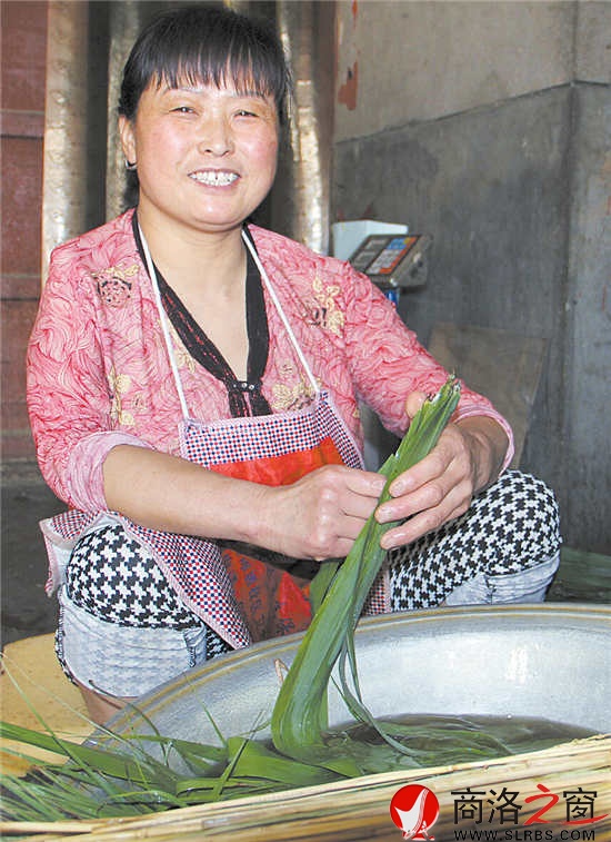 說到洗葉子也是一件辛苦活時，王文武的妻子笑著說，沒有包粽子辛苦。