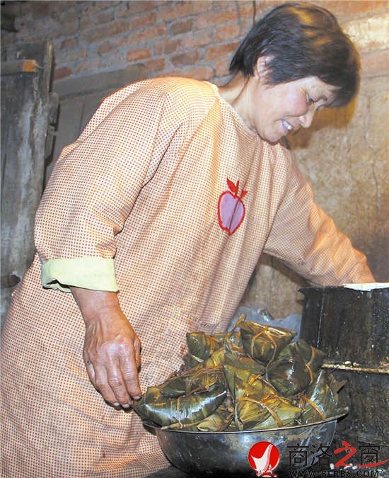 凌晨4:20，風(fēng)建霞正從鍋里往外撈粽子。