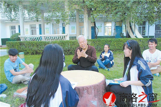 今年高考前夕，呂清太老師來(lái)到商南高級(jí)中學(xué)對(duì)參加高考的學(xué)生進(jìn)行心里輔導(dǎo)。
