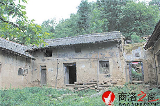 沿著崎嶇的山路，到處都是破舊的房屋、豬圈、狗窩，這些似乎都向外界訴說著昔日的繁華。