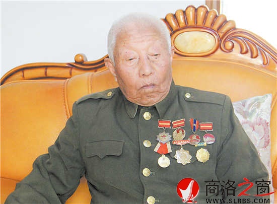 田福財(cái)老人穿上軍裝后立即精神抖擻