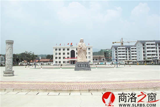 倉圣文化廣場是社區(qū)群眾休閑娛樂的主要場所