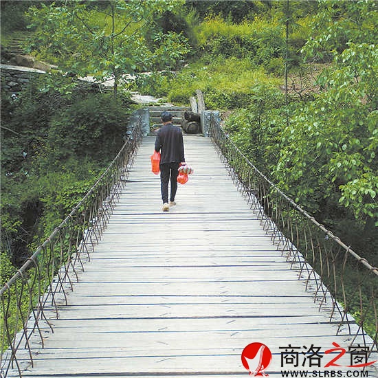 走在安靜的時(shí)光里。一座小橋，拉近了山的距離。