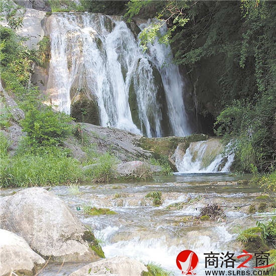 龍?zhí)叮w瀑如鏈，潭水透澈，風(fēng)景如畫。