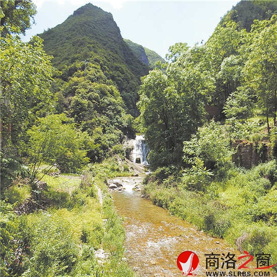 龍洞溝，一泓清泉蜿蜒而出，經(jīng)年清澈，四季不枯。