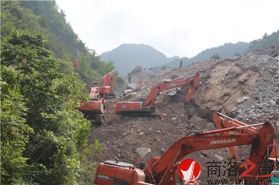 大型機(jī)械在現(xiàn)場(chǎng)不斷進(jìn)行清理