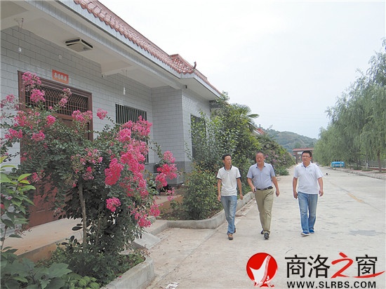 走在美麗的王山底村移民小區(qū)街道上，感受田園詩(shī)般的享受。