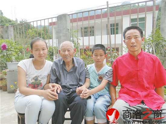 牛付得和他的繼孫子韋正水一家