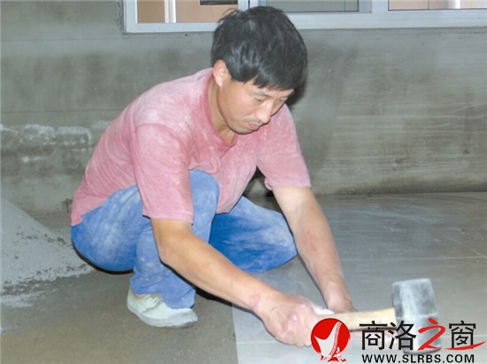 韓勇智干活認(rèn)真細(xì)致，在業(yè)主間留下了很好的口碑，請(qǐng)他鋪地磚的住戶(hù)源源不斷，不少家裝公司也邀請(qǐng)他加入。