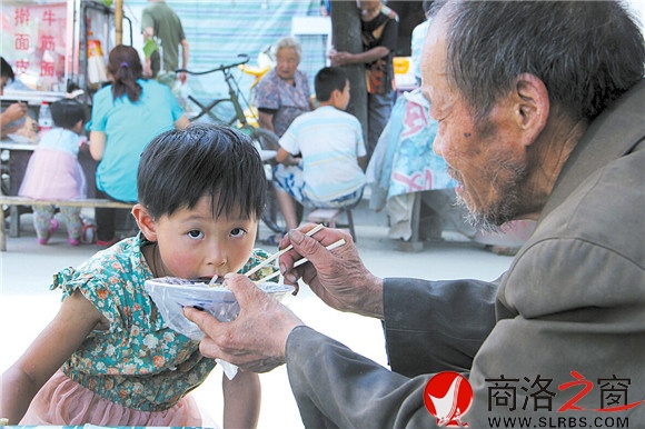 對于雷雪娟而言，暑假生活里最幸福的事就是吃爺爺給她買的涼皮。